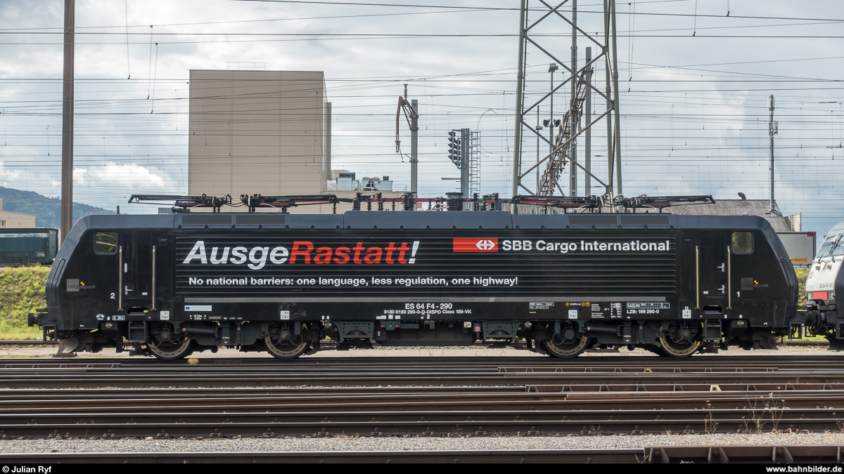 Basel Rangierbahnhof am 6. Oktober 2017. MRCE / SBB Cargo International 189 290  Rastattless/AusgeRastatt  wartet in der G-Gruppe auf weitere Aufgaben. SBB Cargo International nutzt die Gelegenheit der Wiedereröffnung der Rheintalbahn bei Rastatt, um auf Missstände in der Organisation und Zusammenarbeit der europäischen Güterbahnen aufmerksam zu machen.