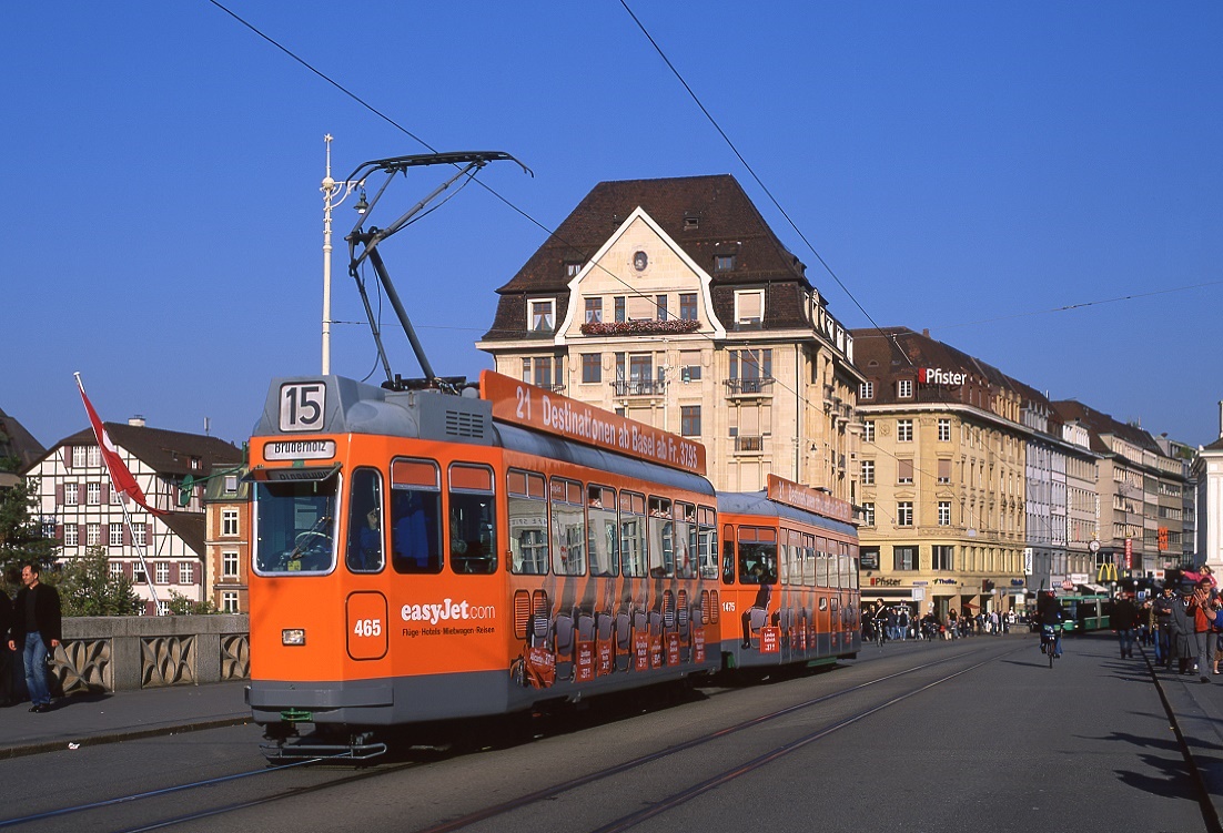 Basel Tw 465 mit Bw 1475 auf der mittleren Brücke, 25.10.2008. Planmäßig liefen solche Gespanne auf den Linien 15 und 16 zum Bruderholz. Ob die Werbung gezielt die dortigen im Durchschnitt vielleicht etwas besser begüterten Anwohne animieren sollte, mal wieder einen Flieger zu besteigen ... ?
