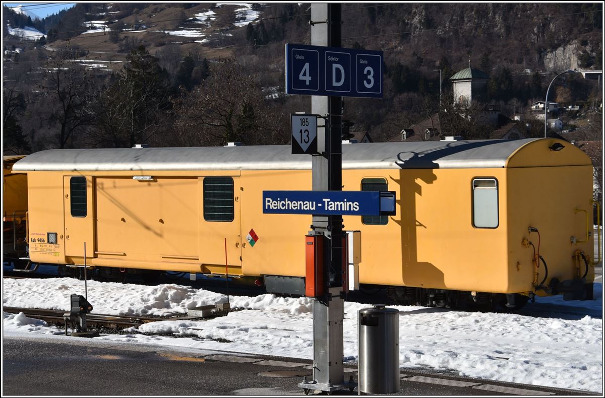 Bau der 2. Hinterrheinbrücke in Reichenau-Tamins. Der ehemalige Postwagen Xak9456 gehört jetzt zur Bahndienstflotte. (13.02.2018)