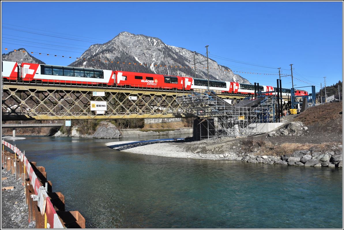 Bau der 2. Hinterrheinbrücke in Reichenau-Tamins. Glacier Express 902 mit Ge 4/4 II 630  Trun . (13.02.2018)