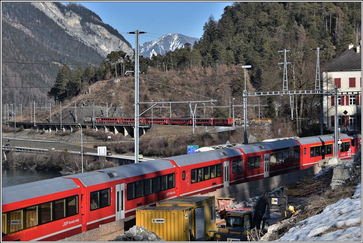 Bau der 2. Hinterrheinbrücke der RhB in Reichenau-Tamins. Während IR1144 in Reichenau-Tamins einfährt, verlässt RE1744 bereits den Bahnhof Richtung Chur. (13.02.2018)