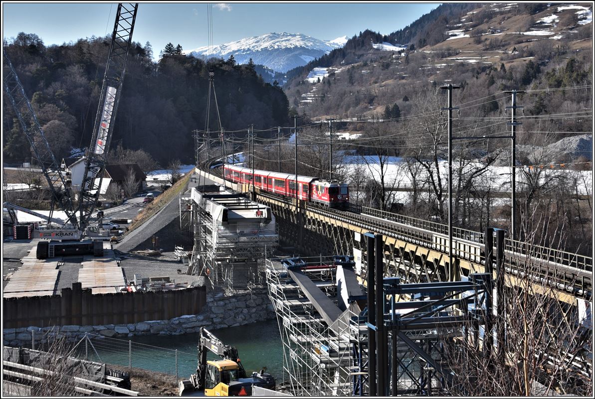 Bau der 2. Hinterrheinbrücke der RhB in Reichenau-Tamins. Nach RE1744 folgt der IR1144 aus St.Moritz mit Ge 4/4 II 629  Tiefencastel  und ALVRA Wagen. (13.02.2018)