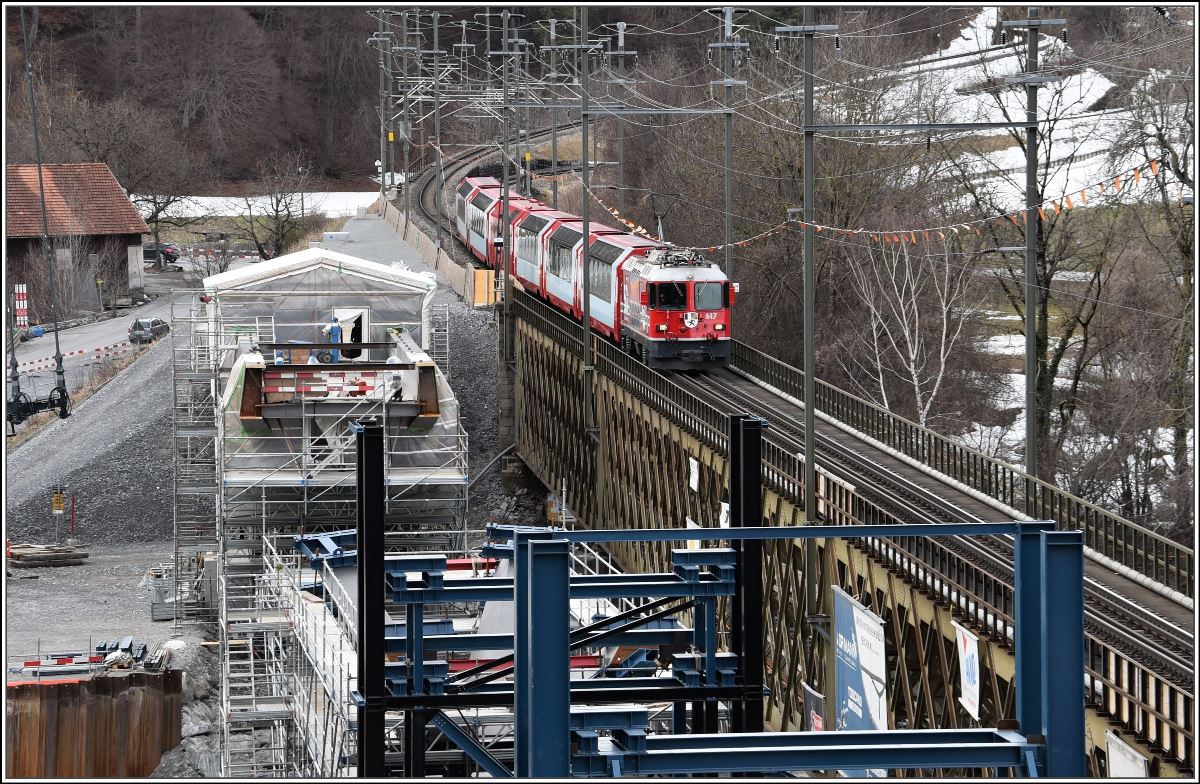 Bau der 2. Hinterrheinbrücke der RhB in Reichenau-Tamins. GlacierExpress 903 mit Ge 4/4 II 617  Ilanz .(05.03.2018)