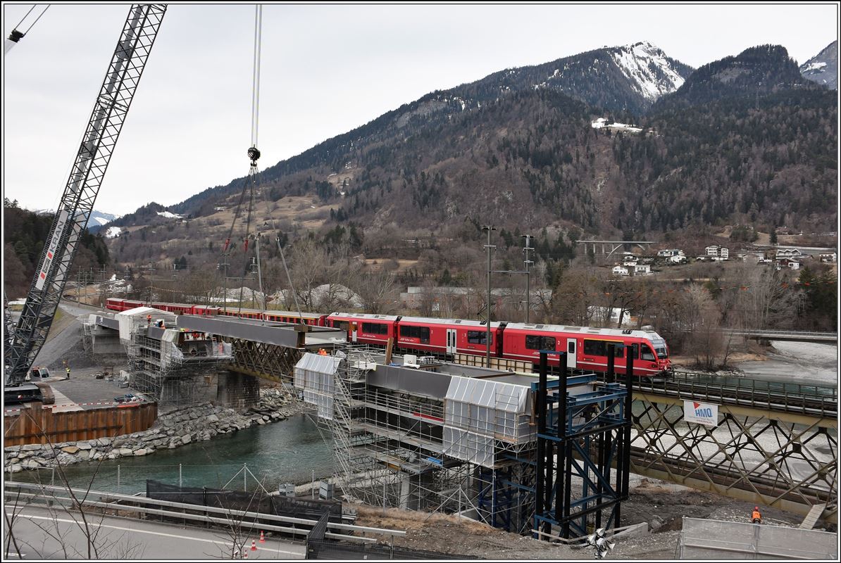 Bau 2.Hinterrheinbrücke RhB in Reichenau-Tamins. Einbau des Mittelteils. IR1124 aus St.Moritz mit Allegra 3510. (09.03.2018)