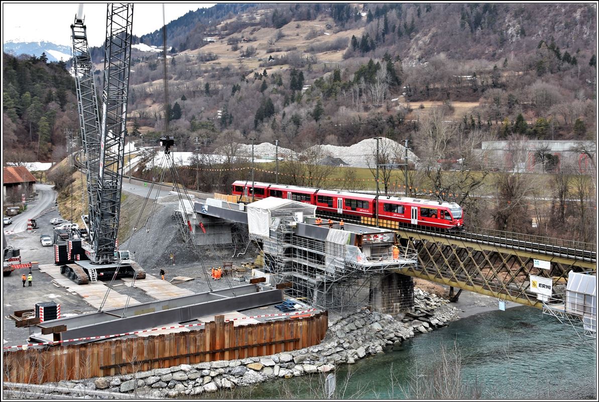 Bau 2.Hinterrheinbrücke RhB in Reichenau-Tamins. Einbau des Mittelteils. S1 1507 mit ABe 4/16 3104. (09.03.2018)