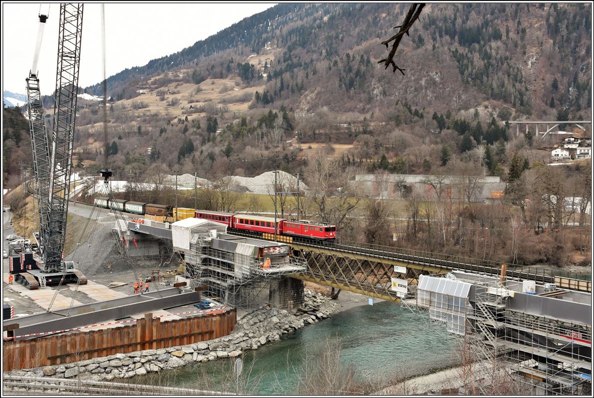 Bau 2.Hinterrheinbrücke RhB in Reichenau-Tamins. Einbau des Mittelteils. GmP4718 mit Post und Valserwasser wird von Ge 6/6 II 701  Raetia  geführt. (09.03.2018)