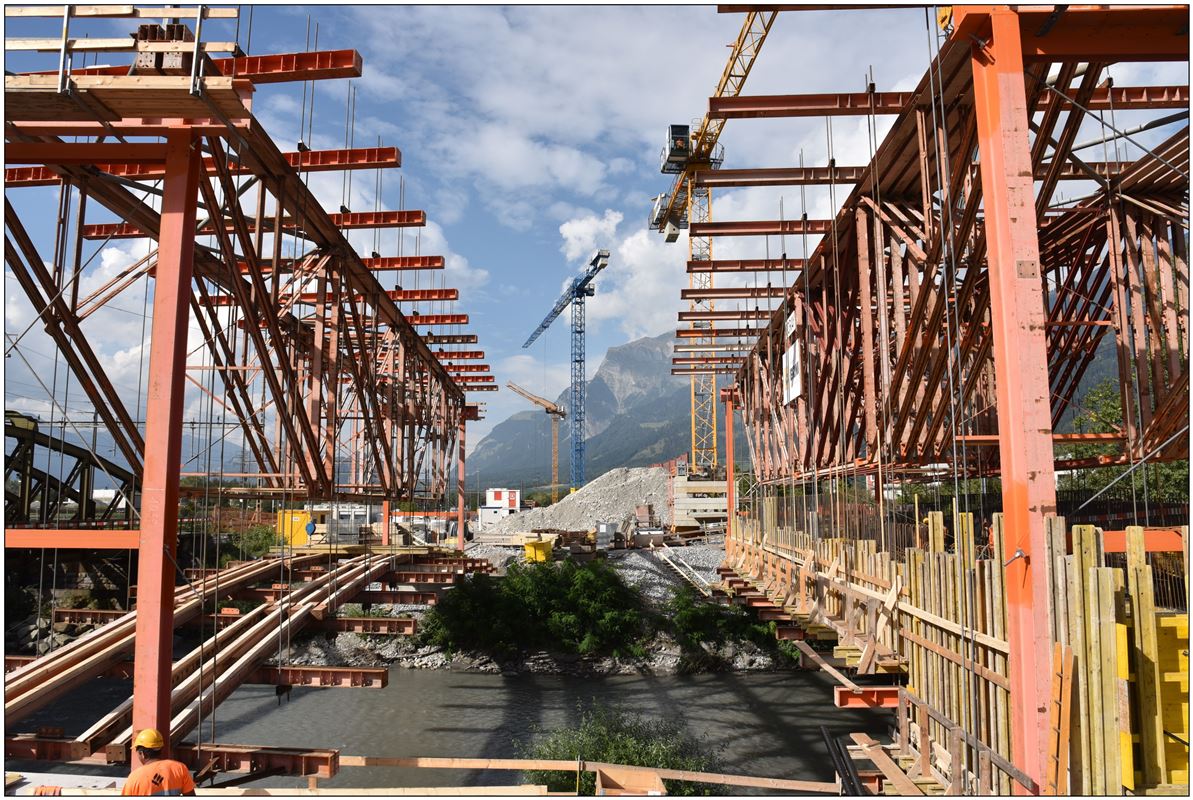 Bau des Interventionsstützpunktes Infrastruktur RhB in Landquart. Links die neue Strassenbrücke und rechts die neue Eisenbahnbrücke über die Plessur. (13.09.2018)