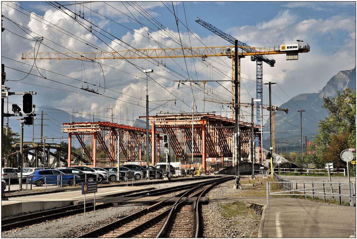 Bau des Interventionsstützpunktes Infrastruktur RhB in Landquart. Für die Erschliessung und die Doppelspur nach Malans werden eine weitere Bahnbrücke und eine Strassenbrücke über die Plessur erstellt.(13.09.2018)