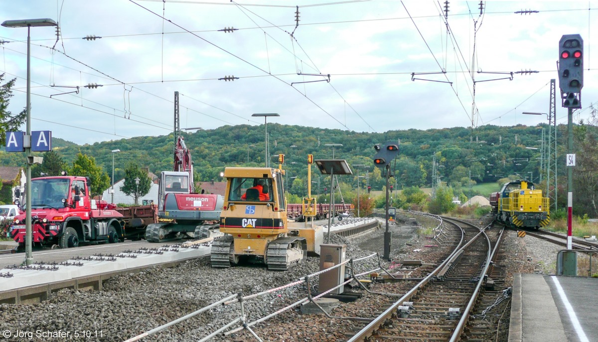 Bauarbeiten in Steinach am 5.10.11, Bild 5 von 6: Die  G1000BB  setzt von Gleis 4 auf Gleis 6 um. Die Lokomotive Vossloh (vormals Maschinenbau Kiel (MaK) baut seit 2002 diese dieselhydraulischen Lokomotiven. Mit der Achsfolge B’B’ erbringen sie eine Leistung von 1.100 kW und erreichen bis zu 100 km/h. 