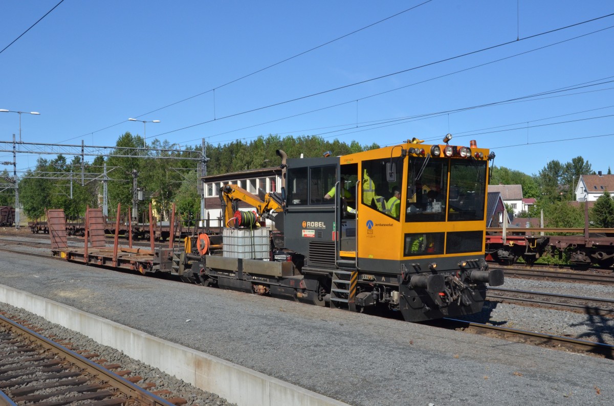 Baufahrzeug  für den Schienenbereich von Jernbahneverket  am 05.07.2014 im Bahnhof Narvik gesehen.