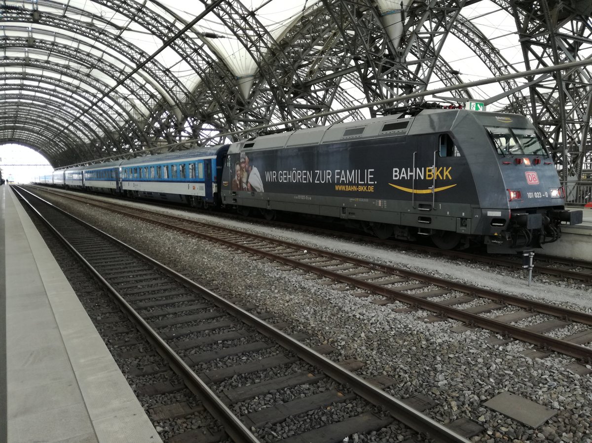Baureihe 101-023-0 bespannt den EC 378 nach Kiel Hbf. Aufnahme vom 17.03.2017 Dresden Hbf.