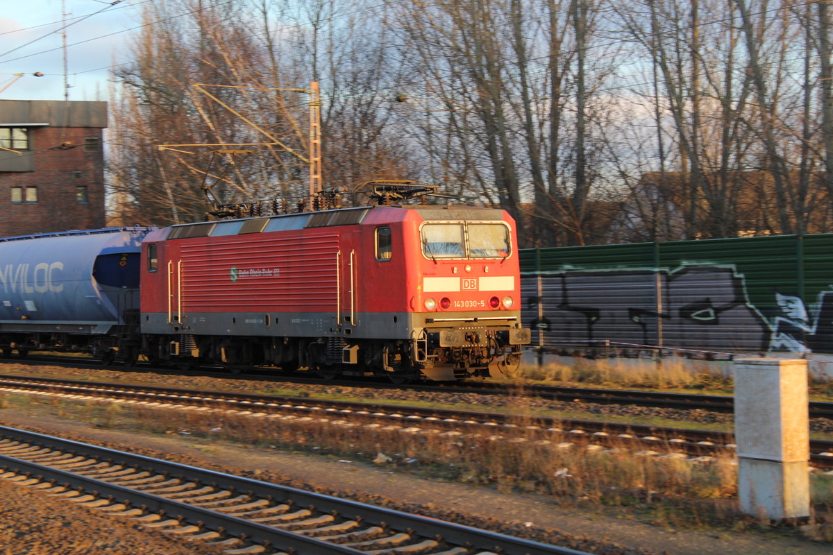 Baureihe 143 030 -5 mit einem Güterzug am 18:12:2017 im Braunschweiger Hauptbahnhof 