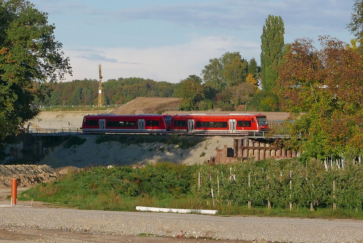 Baustelle Eisenbahnbrücke über die B31n (|) - Am 07.10.2018 befinden sich bei Fischbach zwei Regio Shuttle als RB 22780, Friedrichshafen - Radolfzell, zwischen zwei Behelfsbrücken, die später einmal die Widerlager für die Eisenbahnbrücke über eine vierspurige Bundesstraße sein werden.