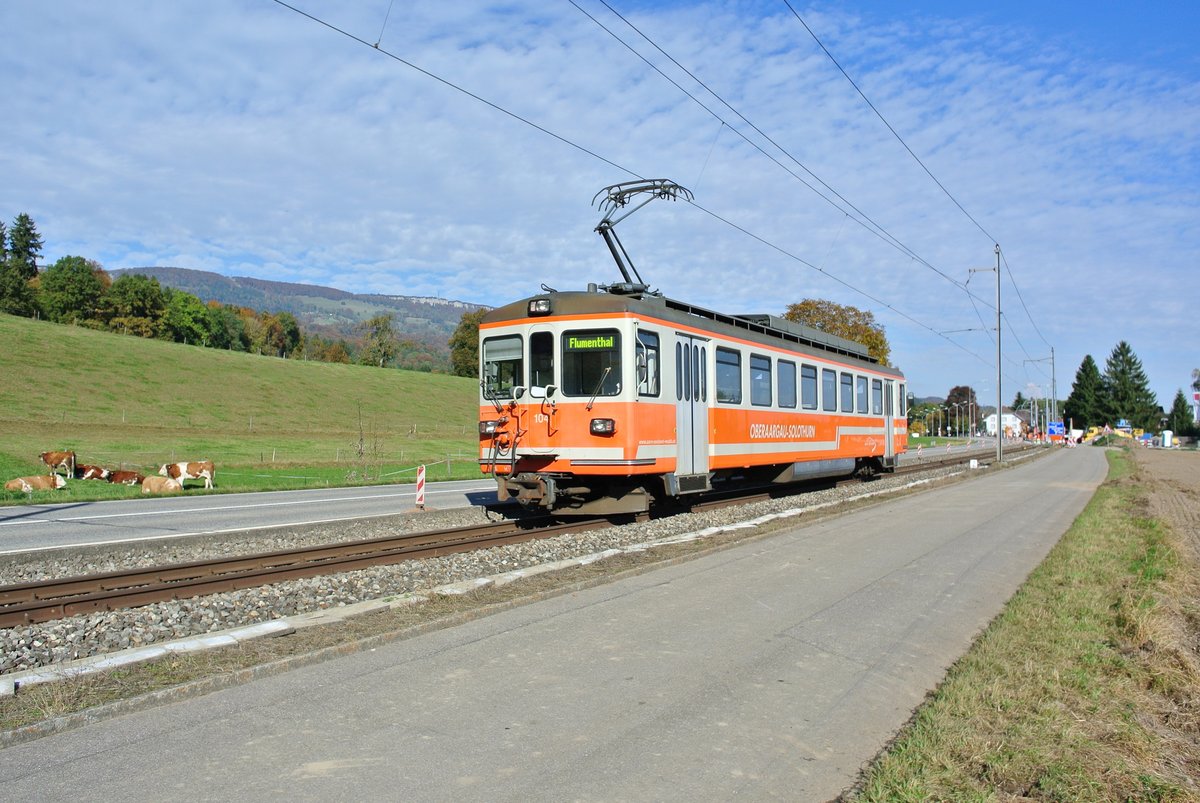 Baustellenbedingt pendelt der alte Be 4/4 104 zwischen Solothurn und Flumenthal, hier bei Einfahrt in Flumenthal, 22.10.2016.