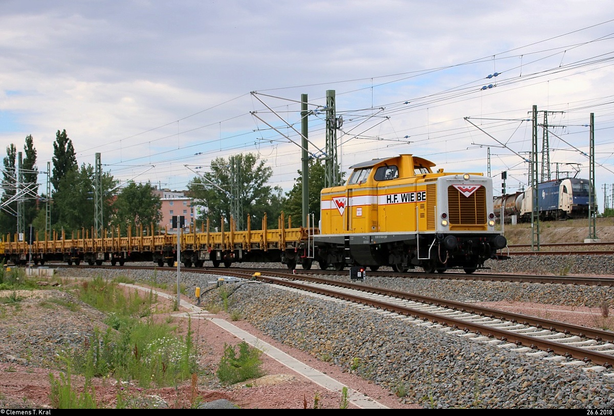 Bauzug mit 211 045-0 (DB V 100) der Wiebe Holding GmbH & Co. KG fährt in Halle (Saale), Karl-von-Thielen-Straße, auf der Ostumfahrung für den Güterverkehr Richtung Süden.
[26.6.2018 | 15:39 Uhr]