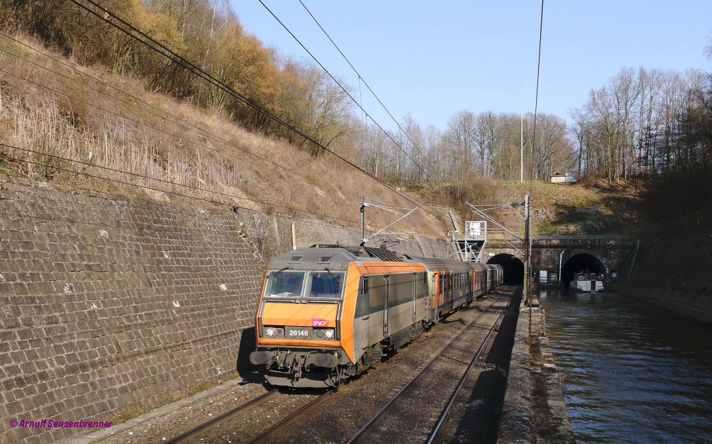 BB26146 zieht den TER35044 (Strasbourg16:20-Nancy17:42) am Rhein-Marne-Kanal. 
2013-04-01 Arzviller