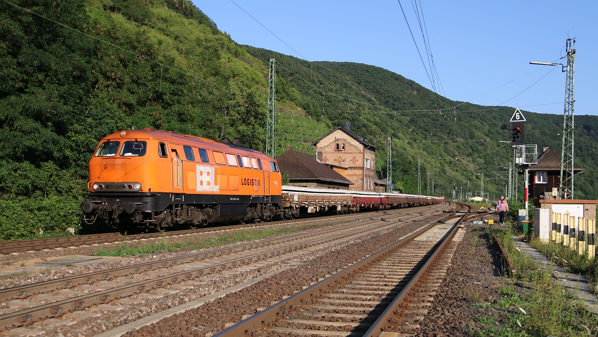 BBL 225 099-1 mit Betonschwellen-Zug in Fahrtrichtung Norden. Aufgenommen am 17.07.2014 in Kaub am Rhein.