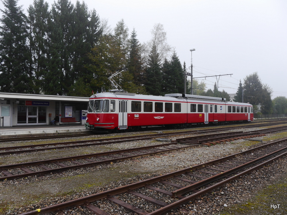 BD - Extrafahrt des triebwagen BDe 8/8 7 im Bahnhof von Bremgarten West am 18.10.2014 ... Standort des Fotografen auf einem Bahnübergang ... 