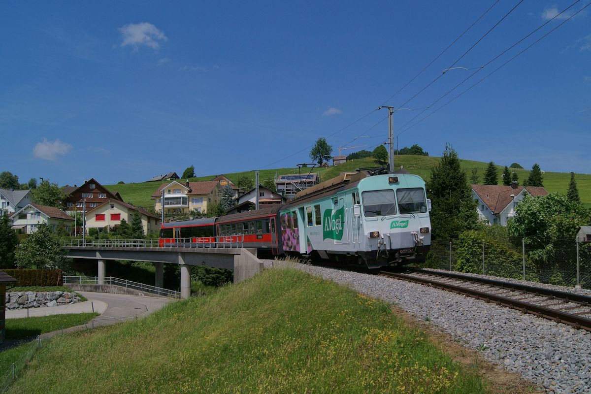 BDeh 4/4 Nr. 14 der Appenzeller Bahnen ist am 17.06.2017 mit seinem Zug als S2141 auf dem Weg von St. Gallen nach Appenzell und hat, kurz vor dem Ziel den Haltepunkt Hirschberg verlassen.