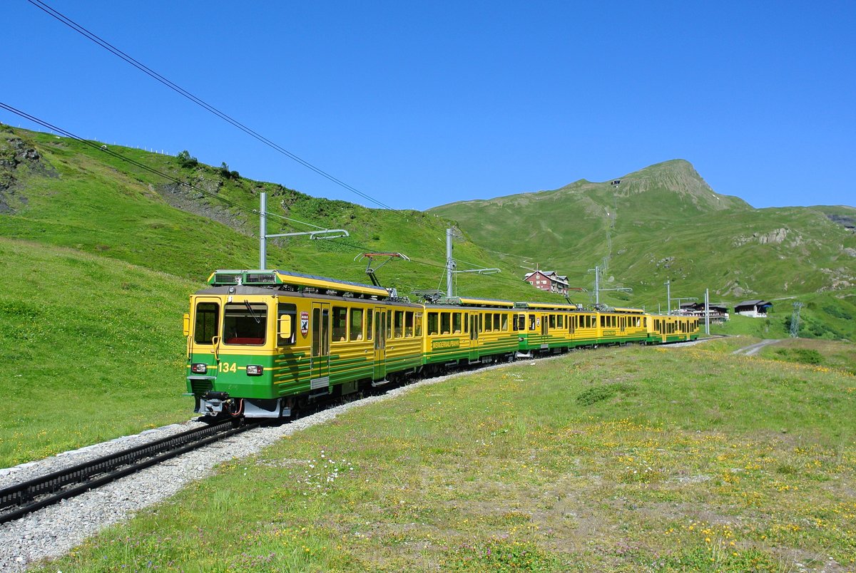 BDhe 4/8 134+132 mit Bb 253 unterhalb von kleine Scheidegg, 18.07.2016.