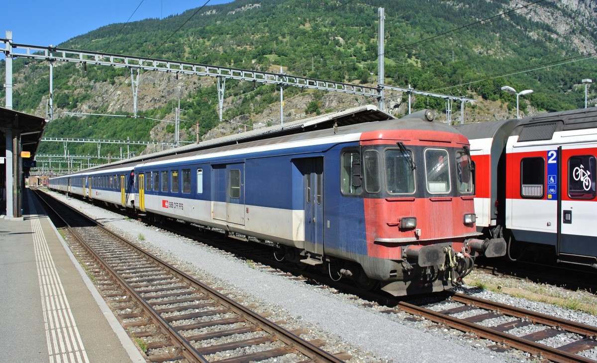 BDt EWI 50 85 82-33 962-0 mit 4 B EWI NPZ, A EWI NPZ und Re 4/4 II abgestellt in Brig. Dieser Pendel wird auf der Linie Brig-Domodossola eingesetzt., 21.08.2013.