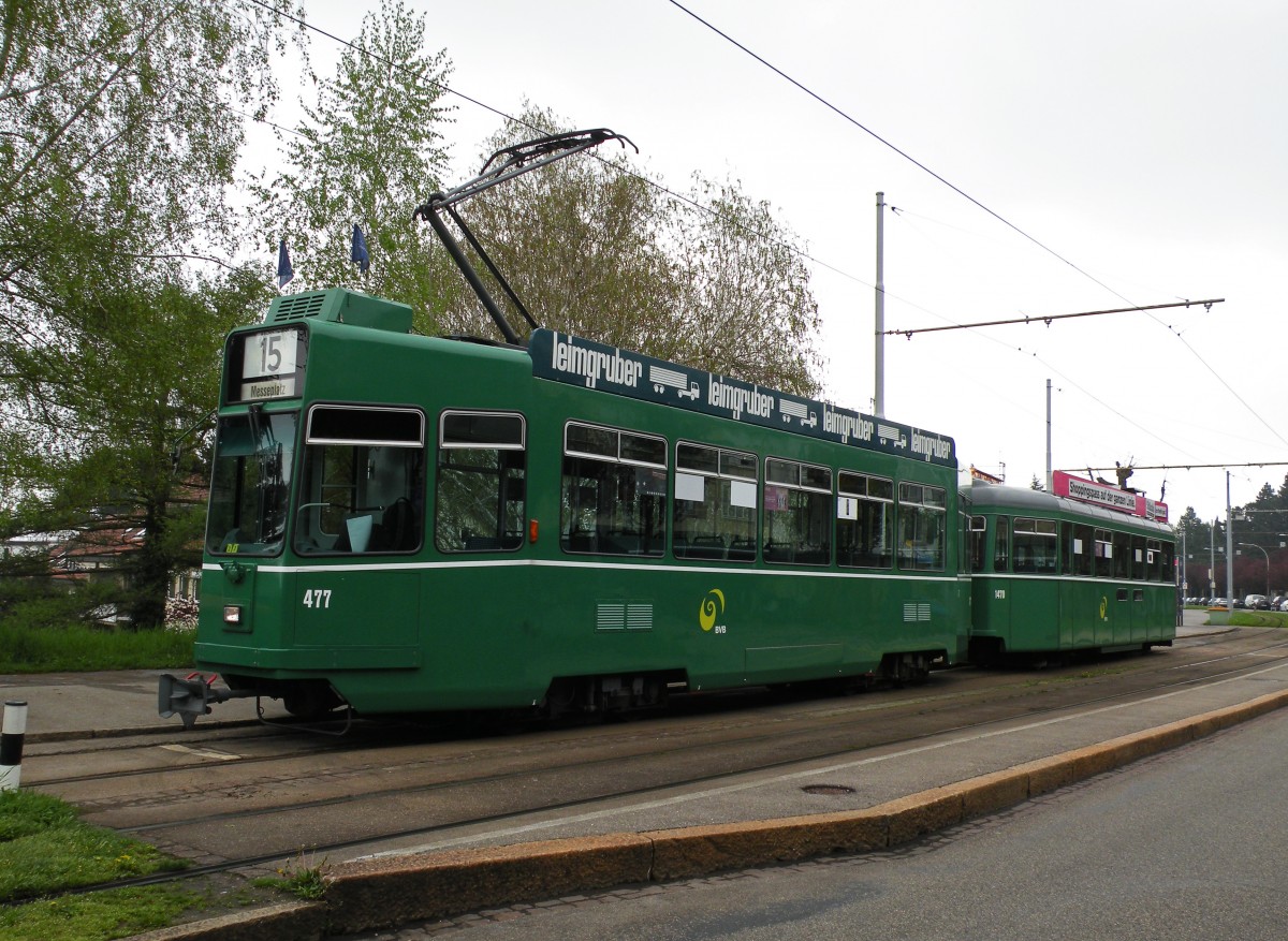 Be 4/4 477 und der B 1470 S auf der Linie 15 an der Endstation auf dem Bruderholz. Die Aufnahme stammt vom 02.05.2013.