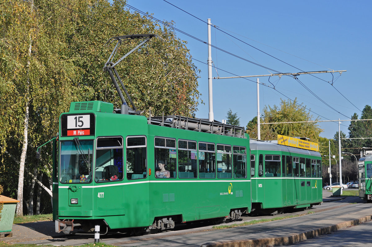 Be 4/4 477 zusammen mit dem B4S 1475, auf der Linie 15, wartet an der Endstation auf dem Bruderholz. Wegen einer Baustelle auf der Münchensteinerbrücke fährt die Linie 15 zum M-Parc. Die Aufnahme stammt vom 14.10.2017.