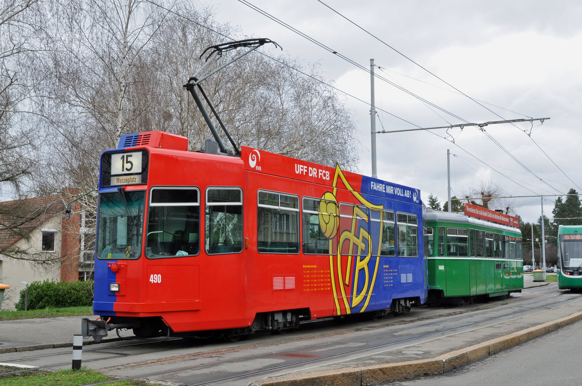 Be 4/4 490 FC Basel, zusammen mit dem B4S 1449, auf der Linie 15, warten auf dem Bruderholz die nächste Abfahrtszeit ab. Die Aufnahme stammt vom 01.02.2018.