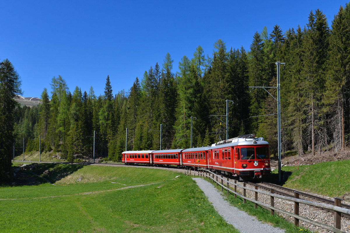 Be 4/4 516 am 26.05.2017 bei Davos Wolfgang. 