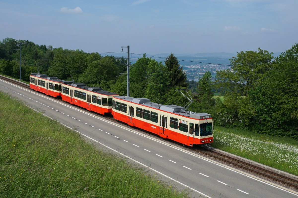 Be 4/4 55, Be 4/4 58 und Be 4/4 56 befinden sich am 16.05.2015 unterhalb von Scheuren.