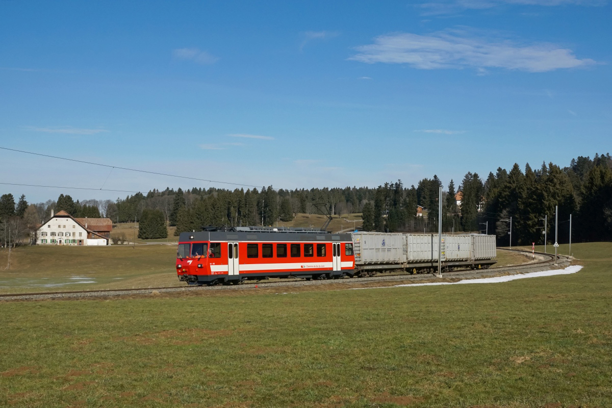 Be 4/4 615 nähert sich am 23.02.2017 mit einem Müllzug La Ferrière.