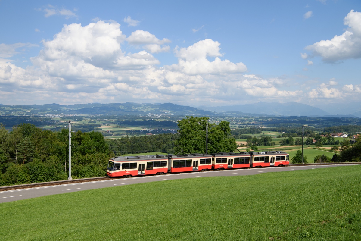 Be 4/6 69 und Be 4/6 66 befinden sich am 15.07.2017 zwischen Neuhaus und Scheuren.