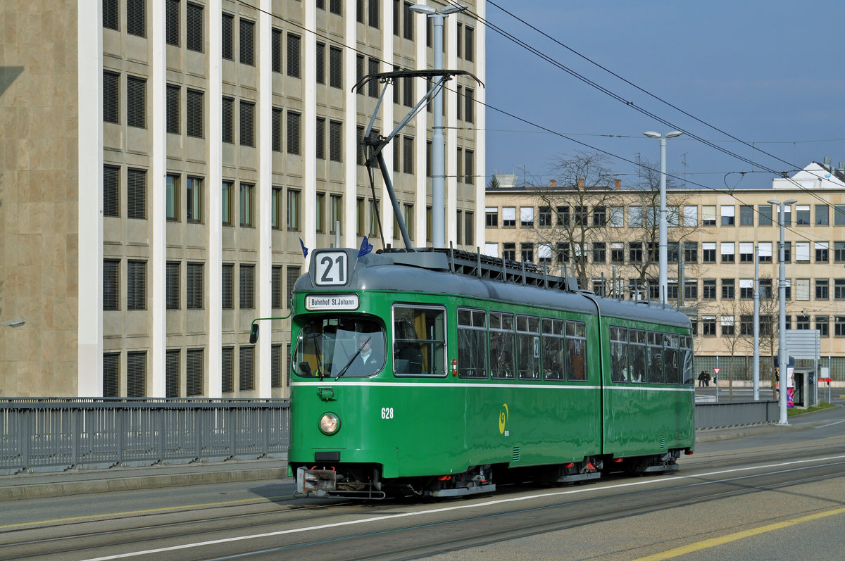 Be 4/6 Düwag 628, auf der Linie 21, fährt zur Haltestelle Novartis Campus. Bald gehen die beiden Düwag 627 und 628 in Pension und werden nur noch als Oldtimer zum Einsatz kommen. Die Aufnahme stammt vom 24.03.2016.