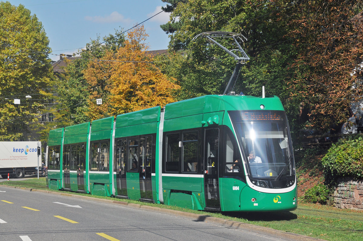 Be 4/6 Flexity 6004, auf der Linie 15, fährt zur Haltestelle Grosspeterstrasse. Die Aufnahme stammt vom 27.09.2017.