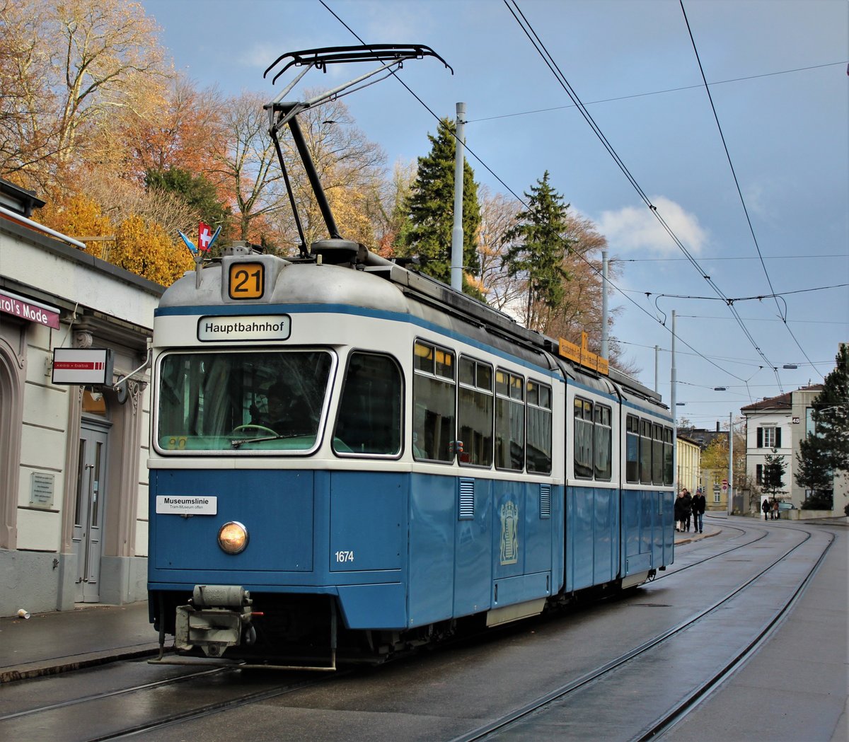 Be 4/6 Nr. 1674 unterwegs am 26. November 2017 als Museumslinie 21 kurz vor der Haltstelle Zürich Stadelhofen.