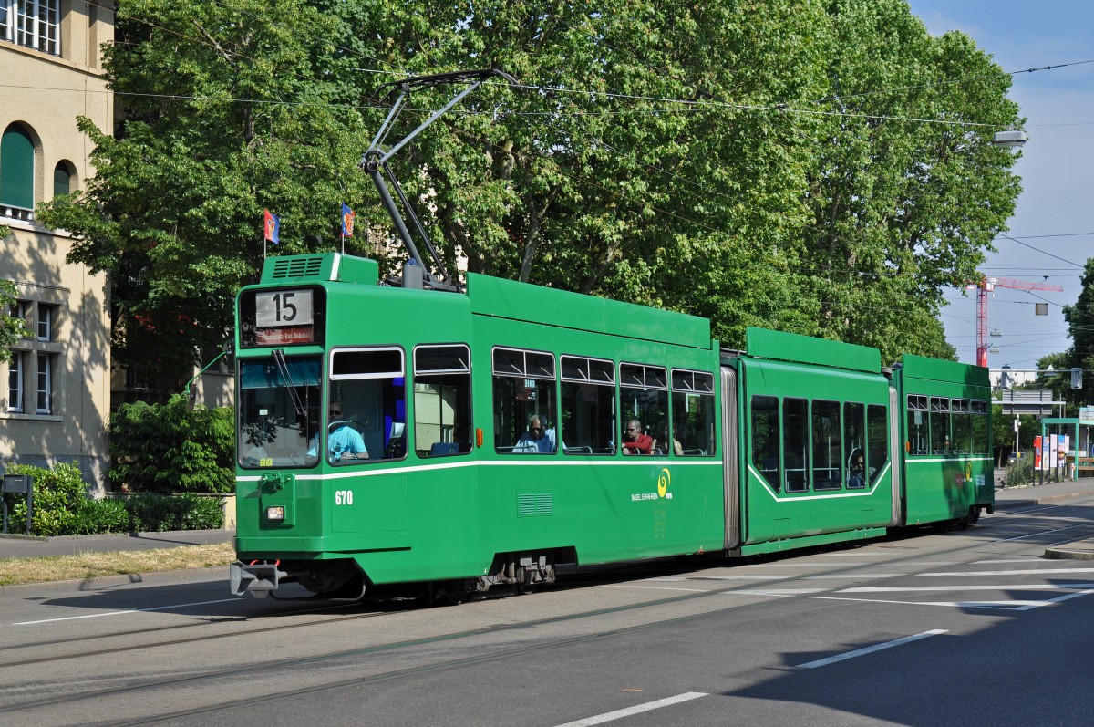 Be 4/6 S 670 auf der Linie 15 verlässt die Haltestelle Denkmal und fährt zur Haltestelle am Aeschenplatz. Die Aufnahme stammt vom 06.06.2015. 