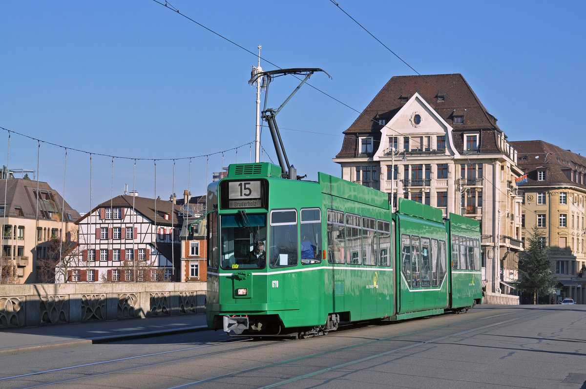 Be 4/6S 670, auf der Linie 15, überquert die Mittlere Rheinbrücke. Die Aufnahme stammt vom 30.11.2016.