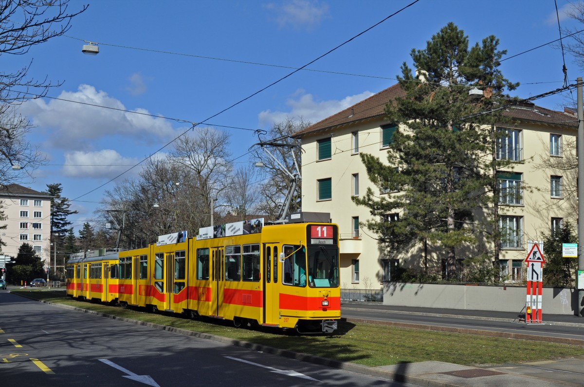 Be 4/8 207 zusammen mit dem Be 4/6 111 fahren während den Umleitungen anlässlich der Basler Fasnacht via Aeschenplatz Grosspeterstrasse nach Aesch. Die Aufnahme stammt vom 25.02.2015.