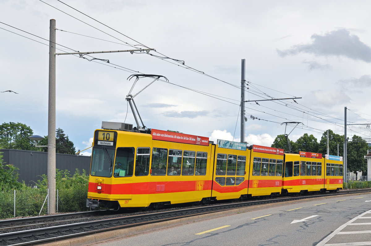 Be 4/8 207 zusammen mit dem Be 4/6 217, auf der Linie 11, fahren zur Haltestelle Münchensteinerstrasse. Die Aufnahme stammt vom 18.06.2016.