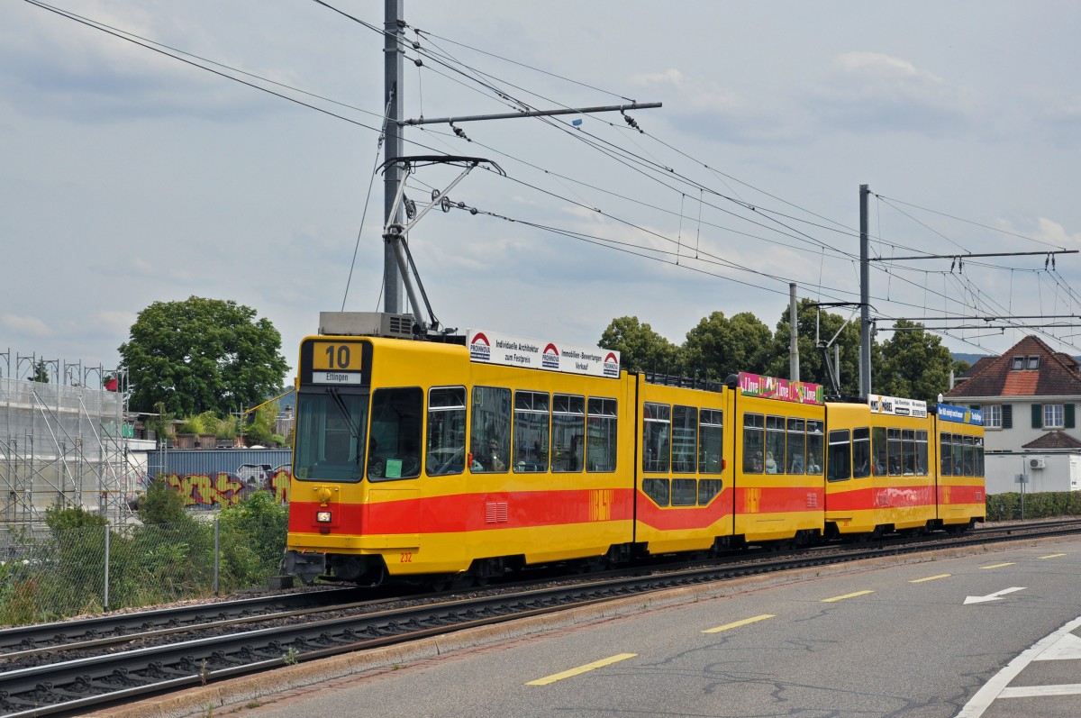 Be 4/8 232 zusammen mit dem Be 4/6 265 auf der Linie 10 fahren zur Haltestelle Münchensteinerstrasse. Die Aufnahme stammt vom 27.06.2014.