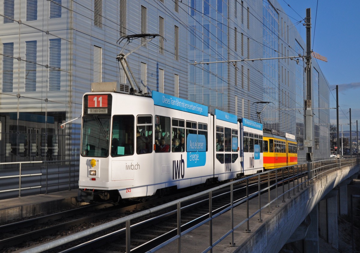 Be 4/8 245 mit der neuen IWB Werbung und der Be 4/6 105 auf der Linie 11 bei der Haltestelle Peter Merian. Die Aufnahme stammt vom 17.01.2014.