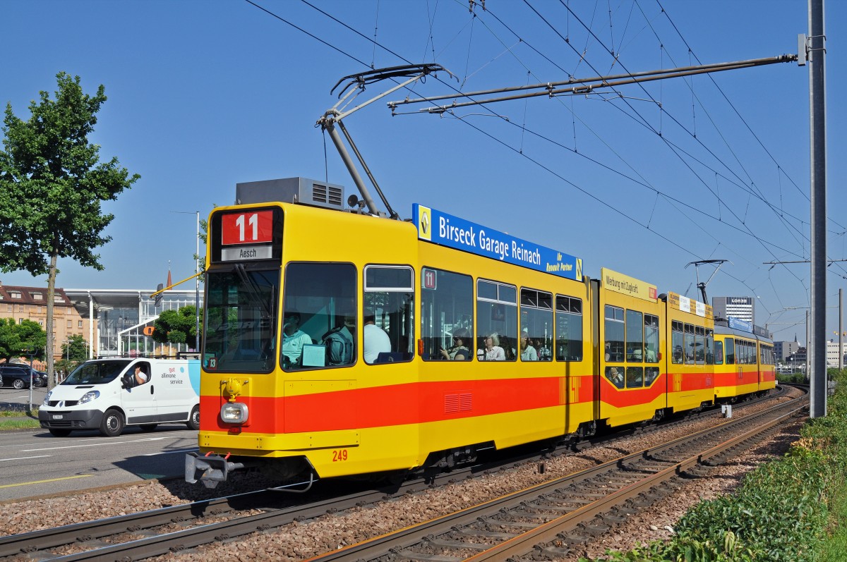 Be 4/8 249 zusammen mit dem Be 4/6 104 auf der Linie 11 fahren zur Haltestelle M-Parc. Die Aufnahme stammt vom 01.07.2015.
