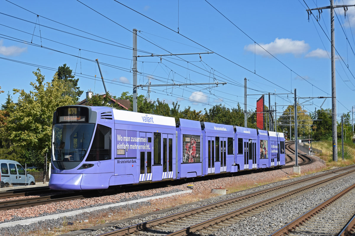 Be 6/10 Tango 151 mit der Werbung für die Bank Valiant, auf der Linie 10 verlässt die Endstation beim Bahnhof Dornach. Die Aufnahme stammt vom 10.08.2018.