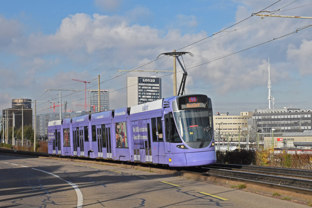 Be 6/10 Tango 151 mit der Werbung für die Bank Valiant, auf der Linie 11, fährt zur Haltestelle M-Parc. Die Aufnahme stammt vom 11.12.2018.