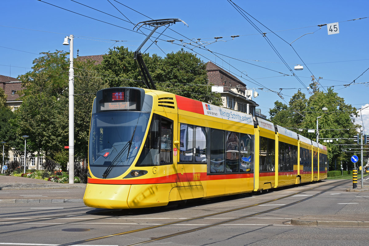 Be 6/10 Tango 165, auf der Linie 11, fährt zur Haltestelle am Bahnhof SBB. Die Aufnahme stammt vom 05.09.2018.