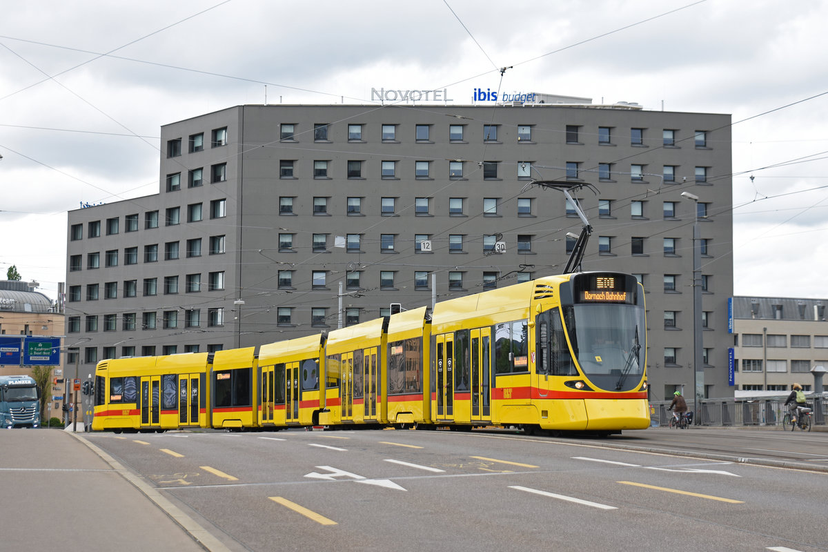 Be 6/10 Tango 169, auf der Linie 10, überquert die Münchensteinerbrücke. Die Aufnahme stammt vom 26.04.2018.