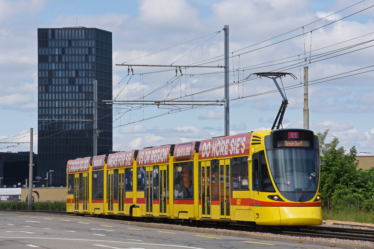 Be 6/10 Tango 183, auf der Linie 11, fährt zur Haltestelle M-Parc. Die Aufnahme stammt vom 01.05.2018.