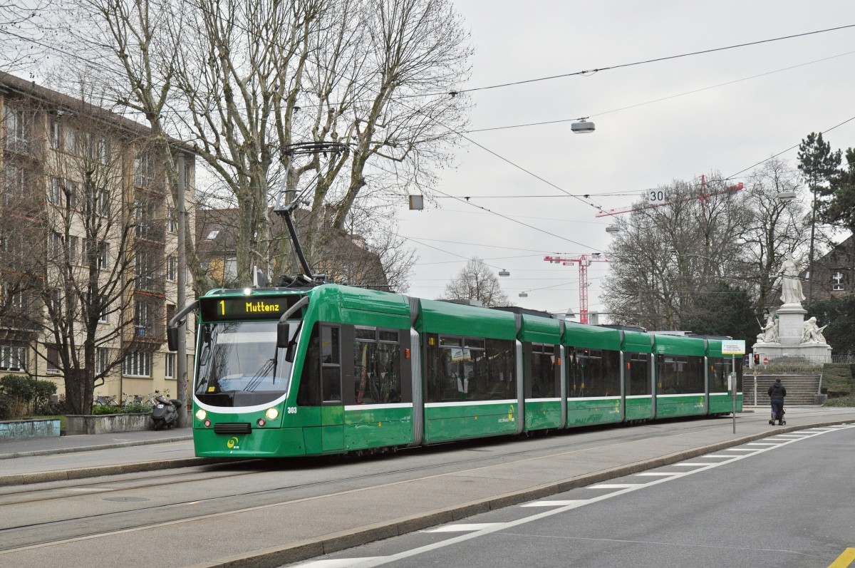 Be 6/8 Combino 303, auf der Linie 1, fährt am Fasnachts-Dienstag zur Haltestelle am Aeschenplatz. Die Aufnahme stammt vom 16.02.2016.