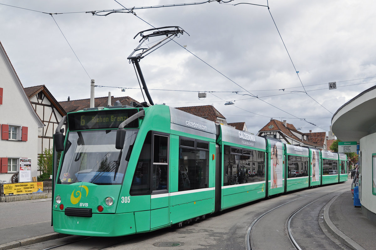 Be 6/8 Combino 305, auf der Linie 6, wartet an der Endstation in Allschwil. Die Aufnahme stammt vom 19.05.2016.