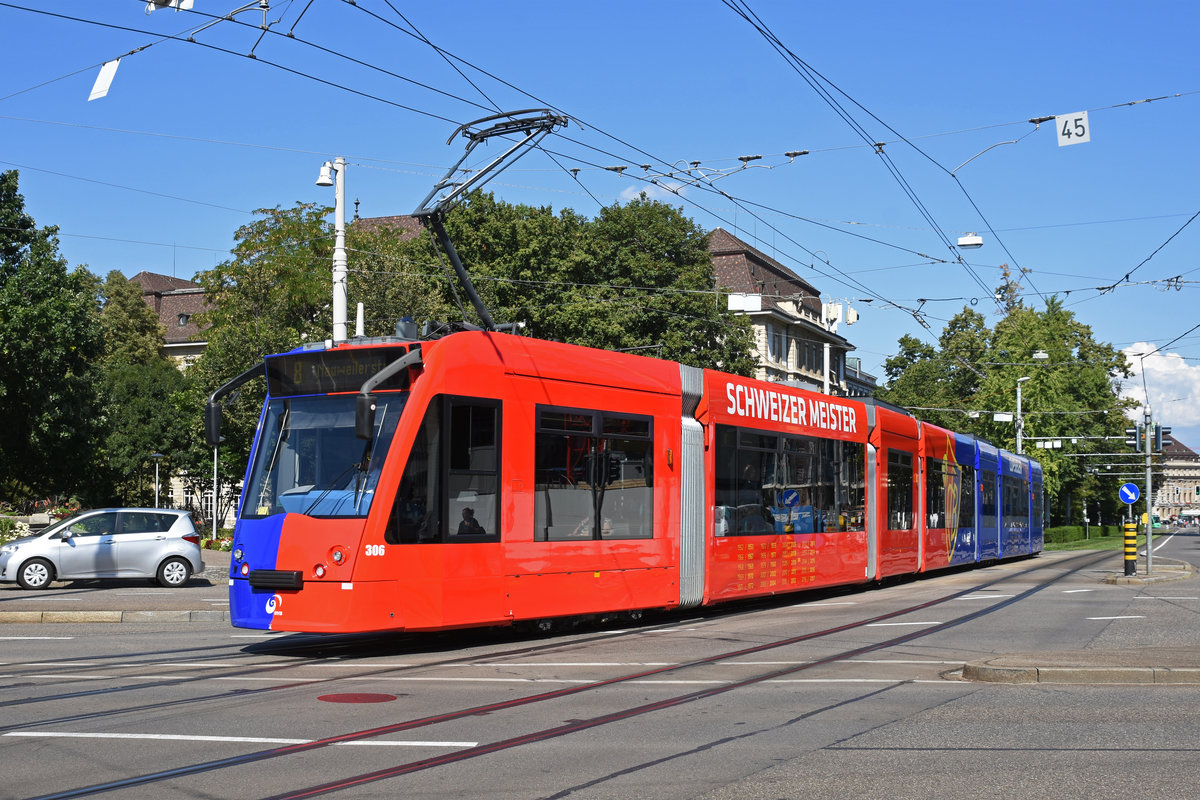 Be 6/8 Combino 306 FC Basel, auf der Linie 8, fährt zur Haltestelle am Bahnhof SBB. Die Aufnahme stammt vom 05.09.2018.